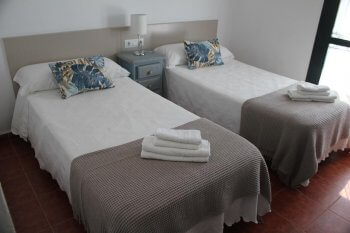 Uno de los dormitorios de Apartamentos los peregrinos