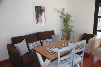 sofa y mesa Apartamentos los peregrinos