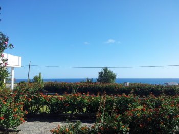 Jardin  y vistas al mar desde su interior