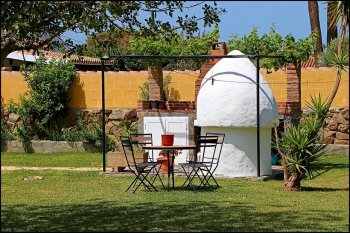 Zona barbacoa  en Casa rural con piscina en conil