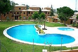 Una piscina de adulto y otra de niño