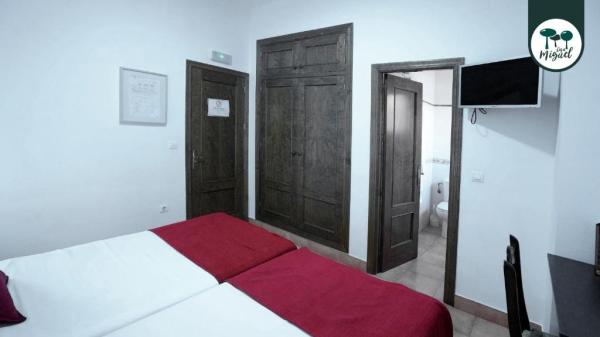 Hostal Miguel (  vista 2 dormitorio )