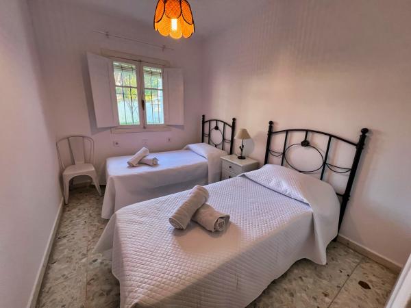 Alquilo chalet con parcela en la URBANIZACION ROCHE (8) 