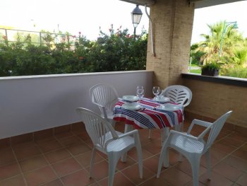 salon con terraza de 10 m2 amueblada para 4 comensales