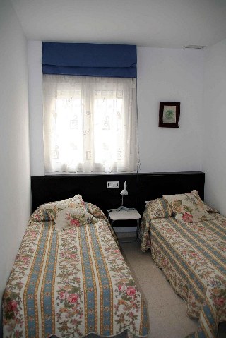 Vista del segundo dormitorio de la vivienda, Todo decorado con buen gusto y detalles.