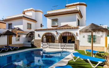 Casa con piscina a 70 metros de la playa y capacidad 10 personas