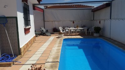  Alquiler de villa con piscina privada en amplia parcela. Barbacoa y posibilidad de alquiler por semanas  