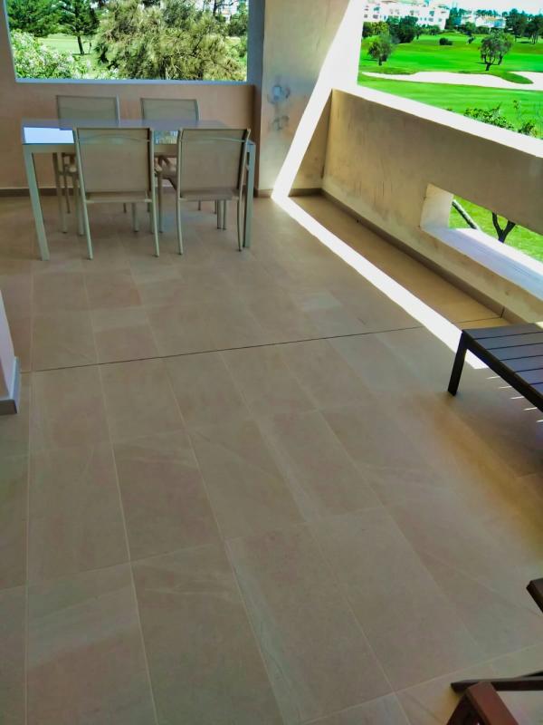 FLAT NEXT TO THE GOLF COURSE AND THE SEA. AIR CONDITIONING AND INT (8) 