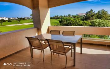 FLAT NEXT TO THE GOLF COURSE AND THE SEA. AIR CONDITIONING AND INTERNET.