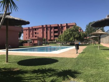 Pista de padel, jardines, parque infantil