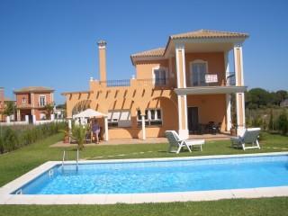 Villa de vacaciones en Chiclana con piscina y gran parcela de 1000 metros. 