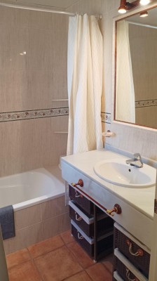 Cuarto de ba�o completo y limpio de la vivienda vacacional