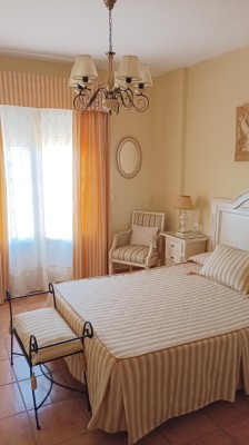 Dormitorio principal con cama de matrimonio en el chalet de lujo