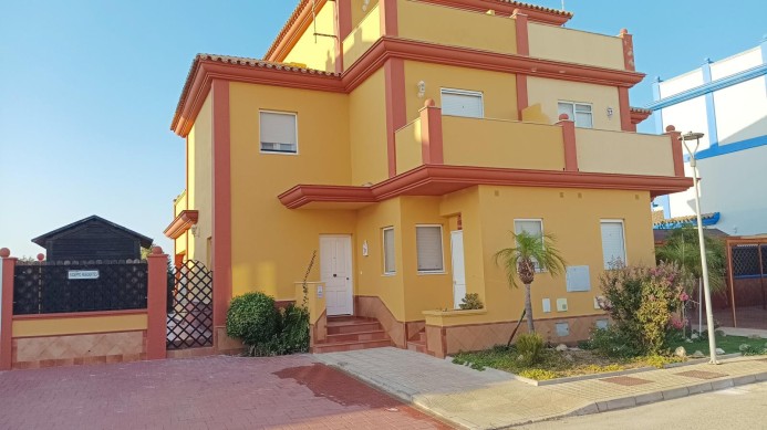 Entrada a la vivienda con plaza de garaje privada en Matalasca�as