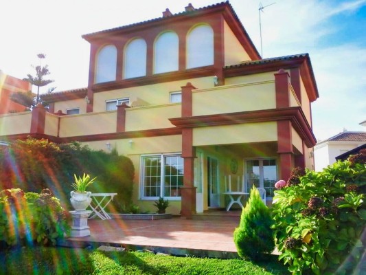Fachada principal del chalet de lujo en Matalasca�as junto al campo de golf