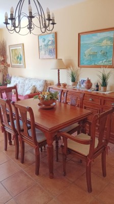 Mesa de comedor con capacidad para 8 personas en Matalasca�as