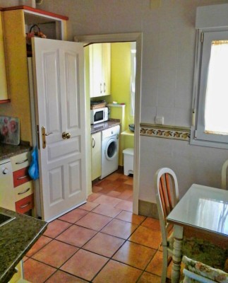 otra vista cocina con mesa