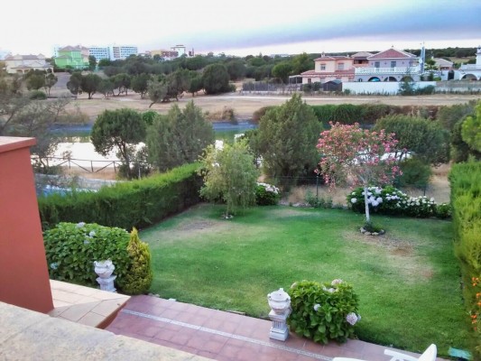 Porche exterior y zona de terraza de la villa en Dunas de Do�ana