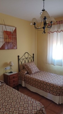 Segundo dormitorio doble con armarios empotrados y ventanas al exterior