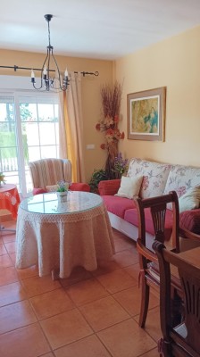 Zona de sof�s y televisi�n en el sal�n del chalet de alquiler